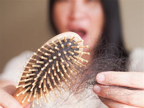 nagtali ng buhok bago sumubo ng tite